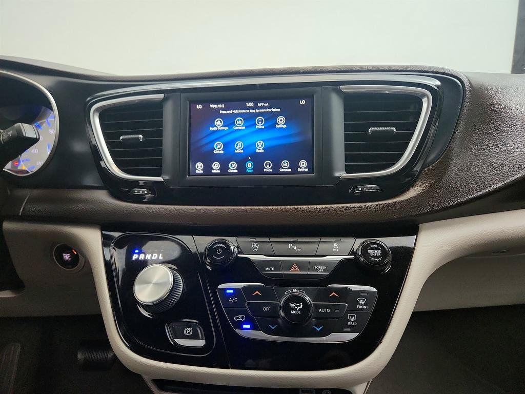 Used 2020 Chrysler Pacifica Touring FWD image 20