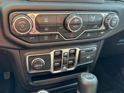 Used 2019 Jeep Wrangler Unlimited Sahara AWD/4WD image 18