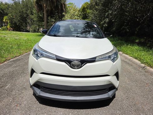 Used 2019 Toyota C-HR XLE FWD image 2