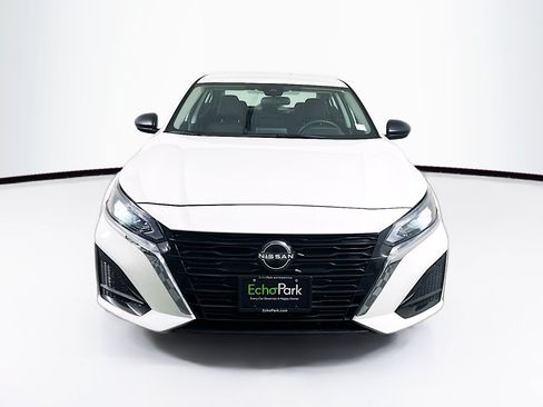 Used 2025 Nissan Altima 2.5 SV FWD image 2