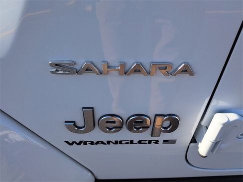 Used 2024 Jeep Wrangler Sahara image 11