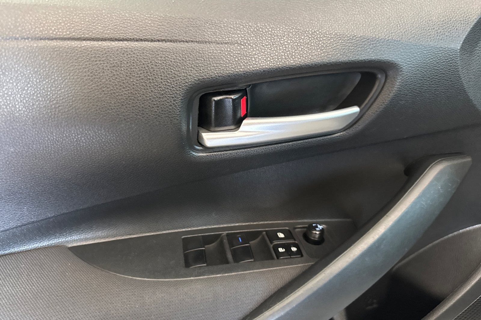Used 2020 Toyota Corolla LE w/ Carpet Mat Package (TMS) FWD image 11