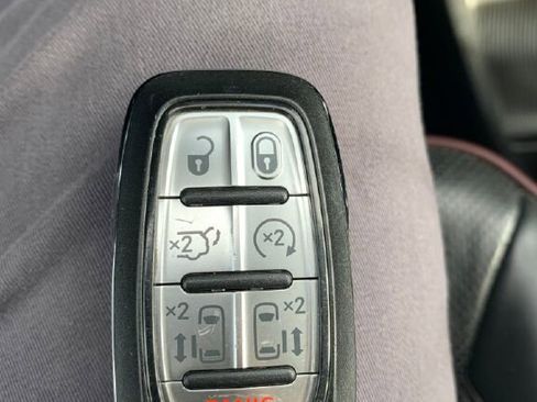 Used 2020 Chrysler Pacifica Limited image 35