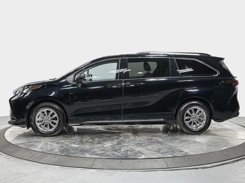 Used 2025 Toyota Sienna LE w/ LE Plus Package image 2
