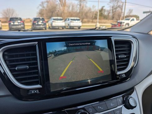 Used 2023 Chrysler Pacifica Touring-L image 19