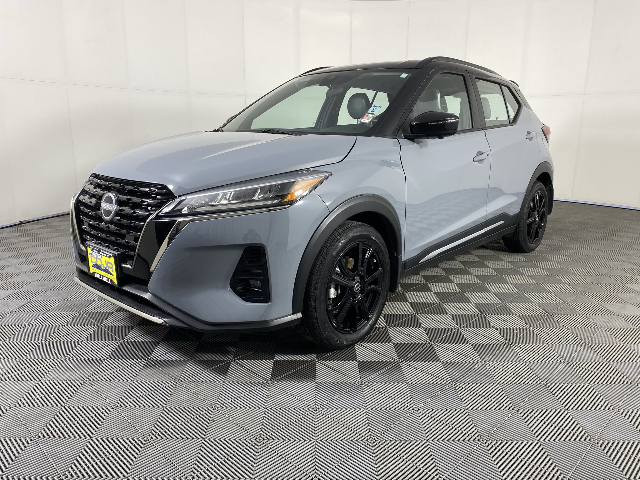 Used 2024 Nissan Kicks SR w/ SR Premium Package FWD image 3