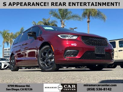 Used 2023 Chrysler Pacifica Limited w/ Uconnect Theater Family Group