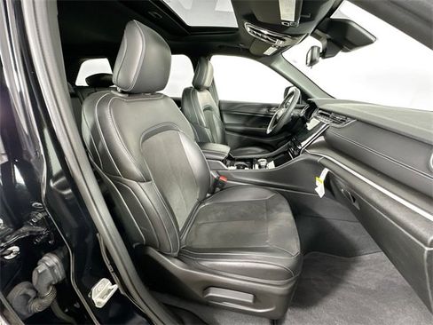 Used 2023 Jeep Grand Cherokee Altitude image 29