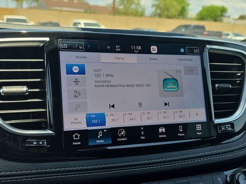 Used 2025 Chrysler Pacifica Limited FWD image 20