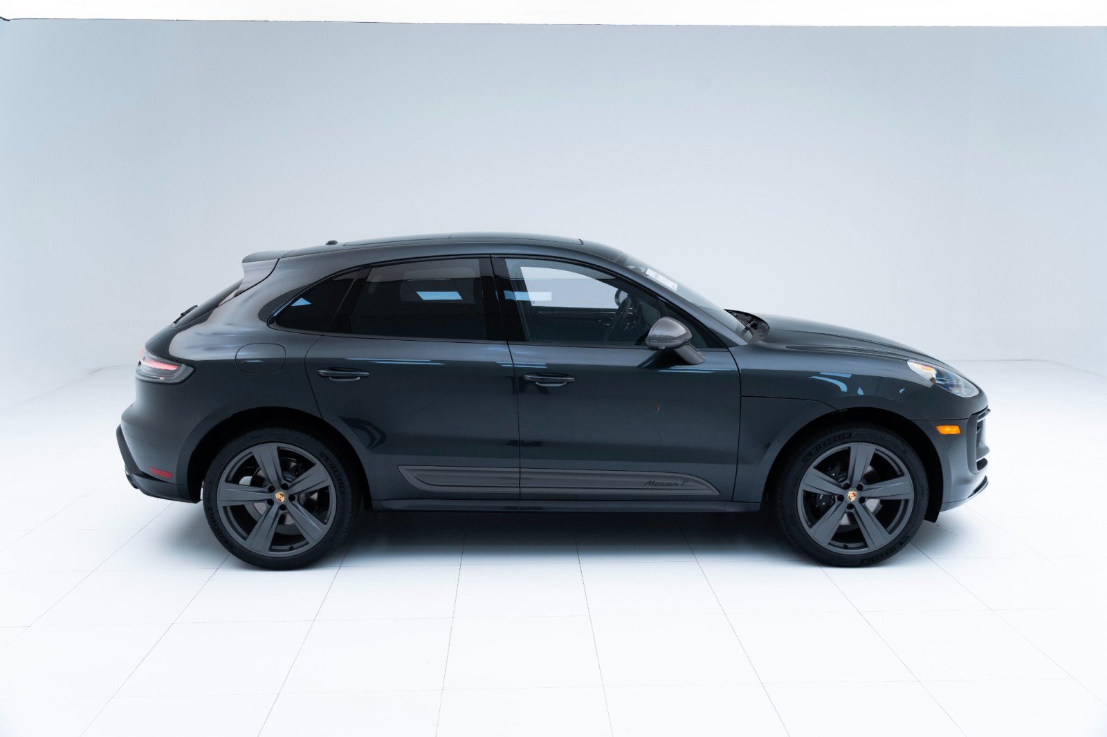 Certified 2025 Porsche Macan Turbo AWD/4WD image 8