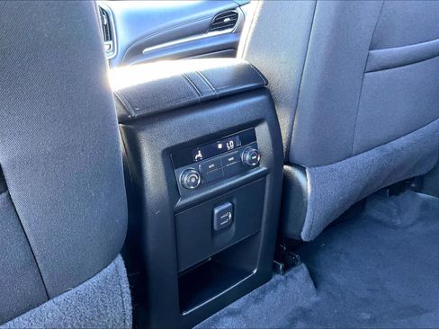 Used 2023 Chevrolet Traverse LT w/ Rear Camera Mirror Package image 28