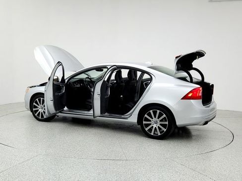 Used 2018 Volvo S60 T5 Inscription image 12