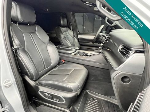 Used 2025 Jeep Wagoneer L Series II AWD/4WD image 8