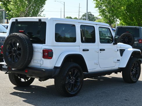 Used 2025 Jeep Wrangler Unlimited Sahara AWD/4WD image 15
