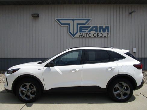 Used 2026 Ford Escape ST-Line w/ Cold Weather Package AWD/4WD image 4