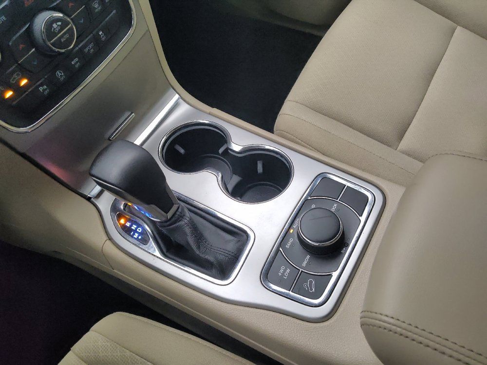 Used 2019 Jeep Grand Cherokee Laredo AWD/4WD image 26