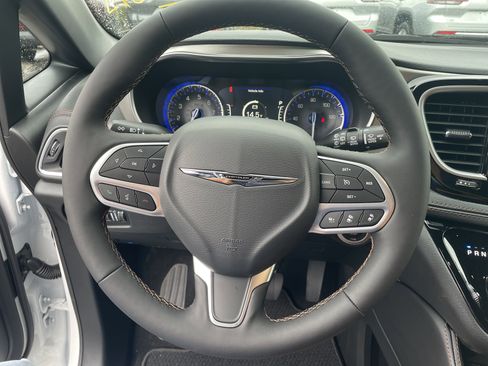 New 2026 Chrysler Pacifica Pinnacle image 16