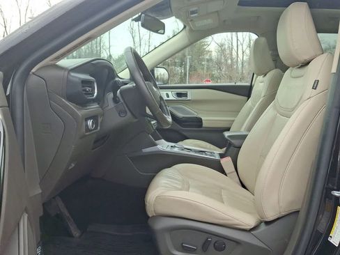 Certified 2022 Ford Explorer Platinum w/ Technology Package image 17