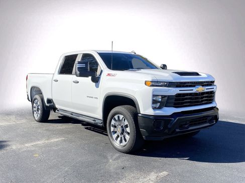 Used 2024 Chevrolet Silverado 2500 Custom w/ Custom Value Package image 2