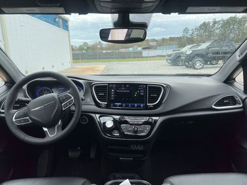 Used 2025 Chrysler Pacifica Select image 9