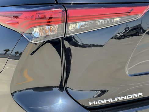 Used 2023 Toyota Highlander XLE AWD/4WD image 27