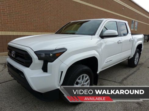 Used 2025 Toyota Tacoma SR5 AWD/4WD image 1