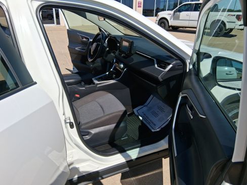 Used 2021 Toyota RAV4 XLE AWD/4WD image 20