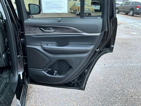 Used 2024 Jeep Grand Cherokee Limited w/ Luxury Tech Group II image 19