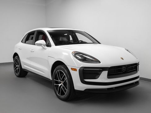 Certified 2026 Porsche Macan AWD/4WD image 10
