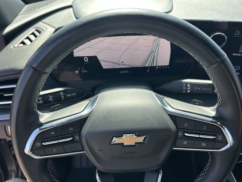 Used 2025 Chevrolet Traverse LT image 13