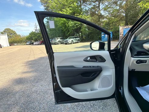 Used 2024 Chrysler Pacifica Touring-L FWD image 18