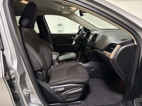 Used 2017 Jeep Cherokee Latitude AWD/4WD image 21