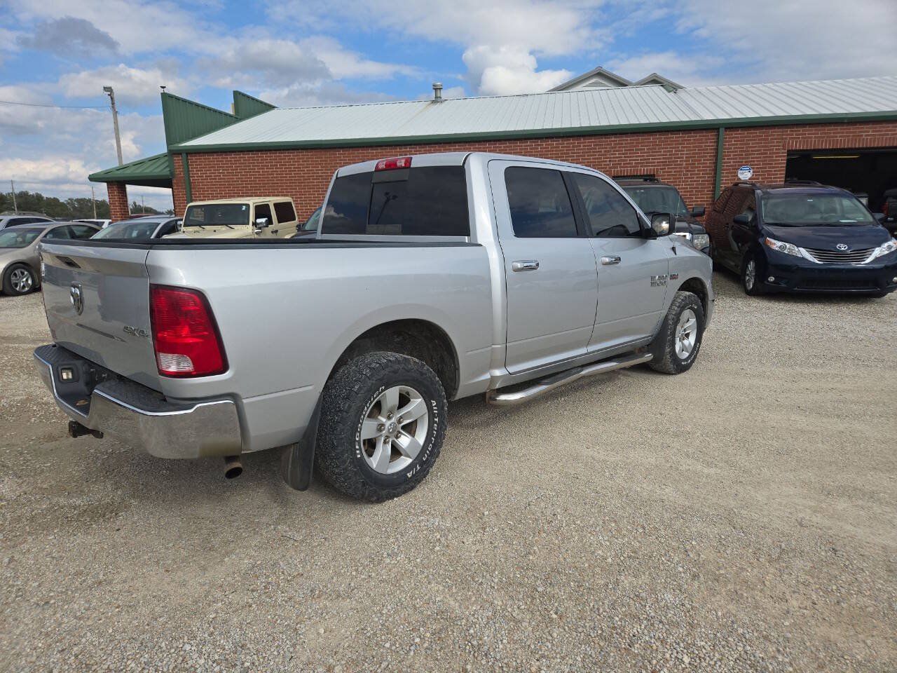 Used 2017 RAM 1500 Classic SLT AWD/4WD image 3