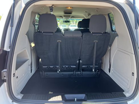 Used 2017 Dodge Grand Caravan SE w/ UConnect Hands-Free Group FWD image 13