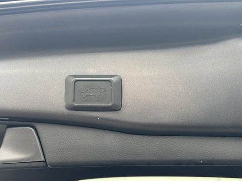 Used 2020 Toyota RAV4 Limited image 28