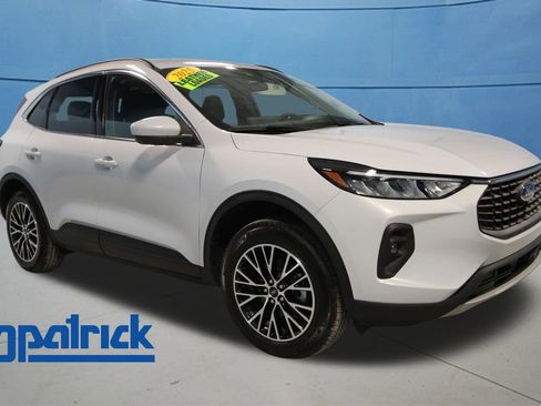 Used 2025 Ford Escape SE w/ Class II Trailer Tow Package FWD image 1