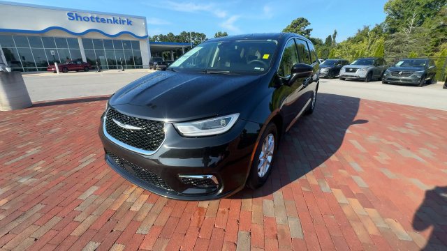 Used 2023 Chrysler Pacifica Touring-L FWD image 6
