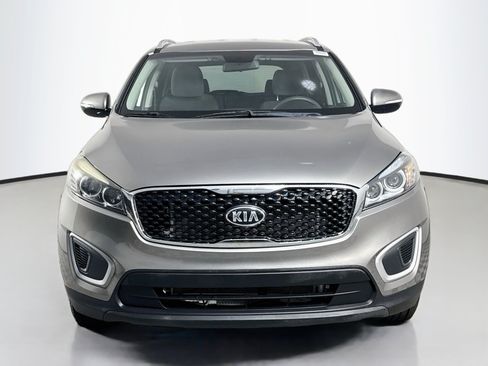 Used 2017 Kia Sorento FWD image 2