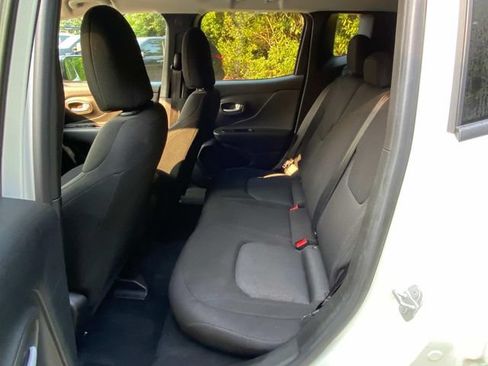 Used 2023 Jeep Renegade Latitude AWD/4WD image 9