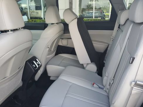 Used 2024 Kia Sorento S w/ Panoramic Sunroof Package FWD image 9