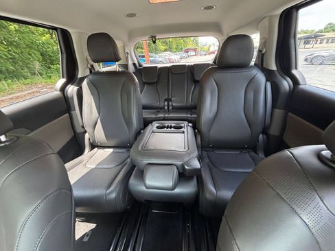 Used 2026 Kia Carnival FWD image 35