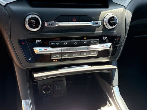 Used 2020 Ford Explorer XLT w/ Equipment Group 202A AWD/4WD image 15