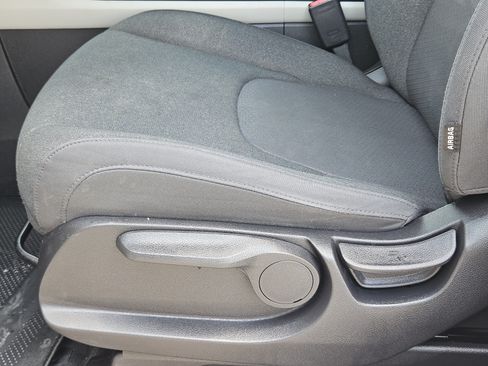 Used 2022 Kia Carnival LX FWD image 23
