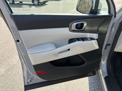 Used 2025 Kia Sorento EX w/ Panoramic Sunroof Package image 12