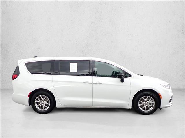 Used 2024 Chrysler Pacifica Touring-L FWD image 5