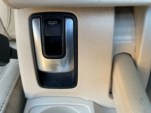 Used 2012 Volkswagen Eos Lux w/ Tech Pkg image 33