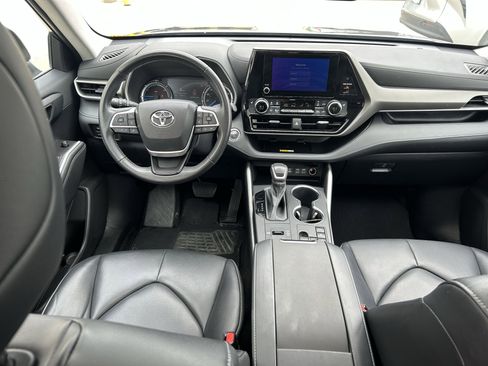 Used 2023 Toyota Highlander XLE AWD/4WD image 24