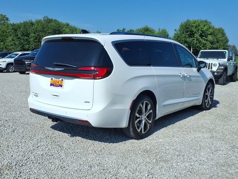 Used 2025 Chrysler Pacifica Pinnacle w/ Trailer Tow Group AWD/4WD image 11