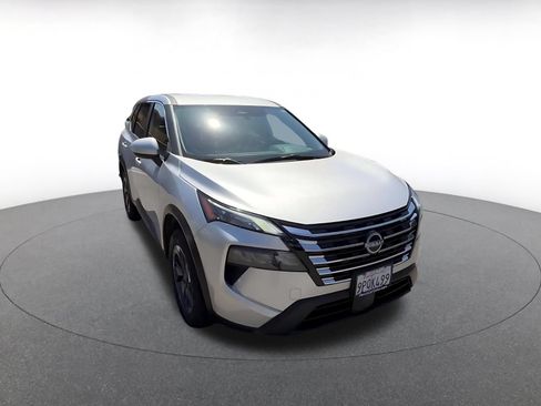 Used 2025 Nissan Rogue SV FWD image 3