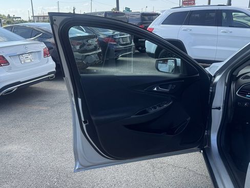 Used 2017 Chevrolet Malibu LT FWD image 14